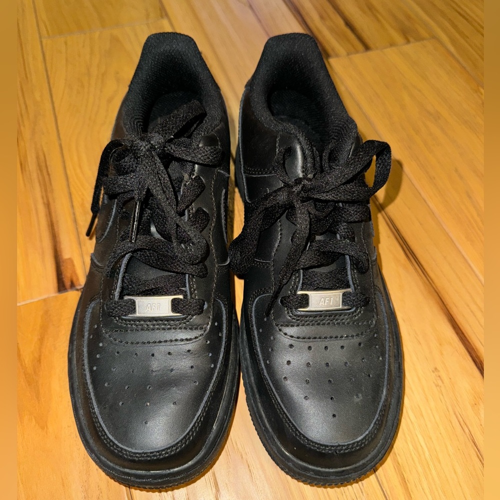Black air forces size 5Y, fits as a women’s 7